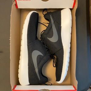 Men’s NIKE Roshe One